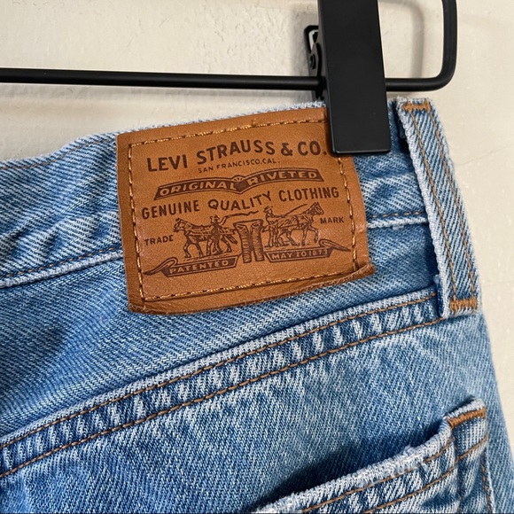 Levi’s Wedgie Straight Distressed Jeans - Picture 3 of 6
